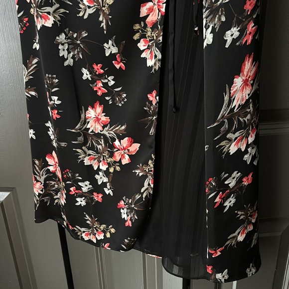 🖤🩷AVEC LES FILLES Floral and Pleated Wrap Dress - Picture 4 of 15